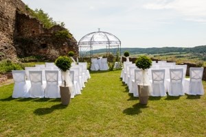 Heiraten im wunderschönen Clusiusgarten auf der Hochzeitsburg Güssing